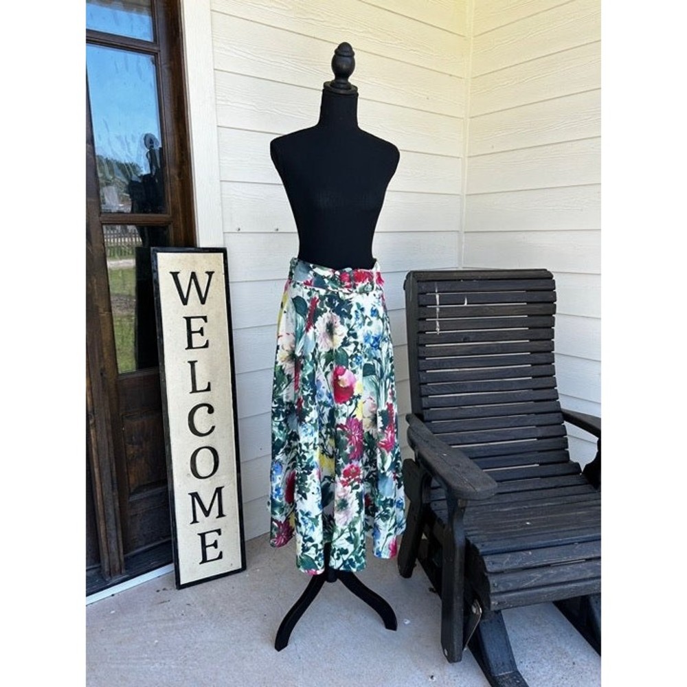 Vintage, vibrant skirt with wide belt and buckle closure